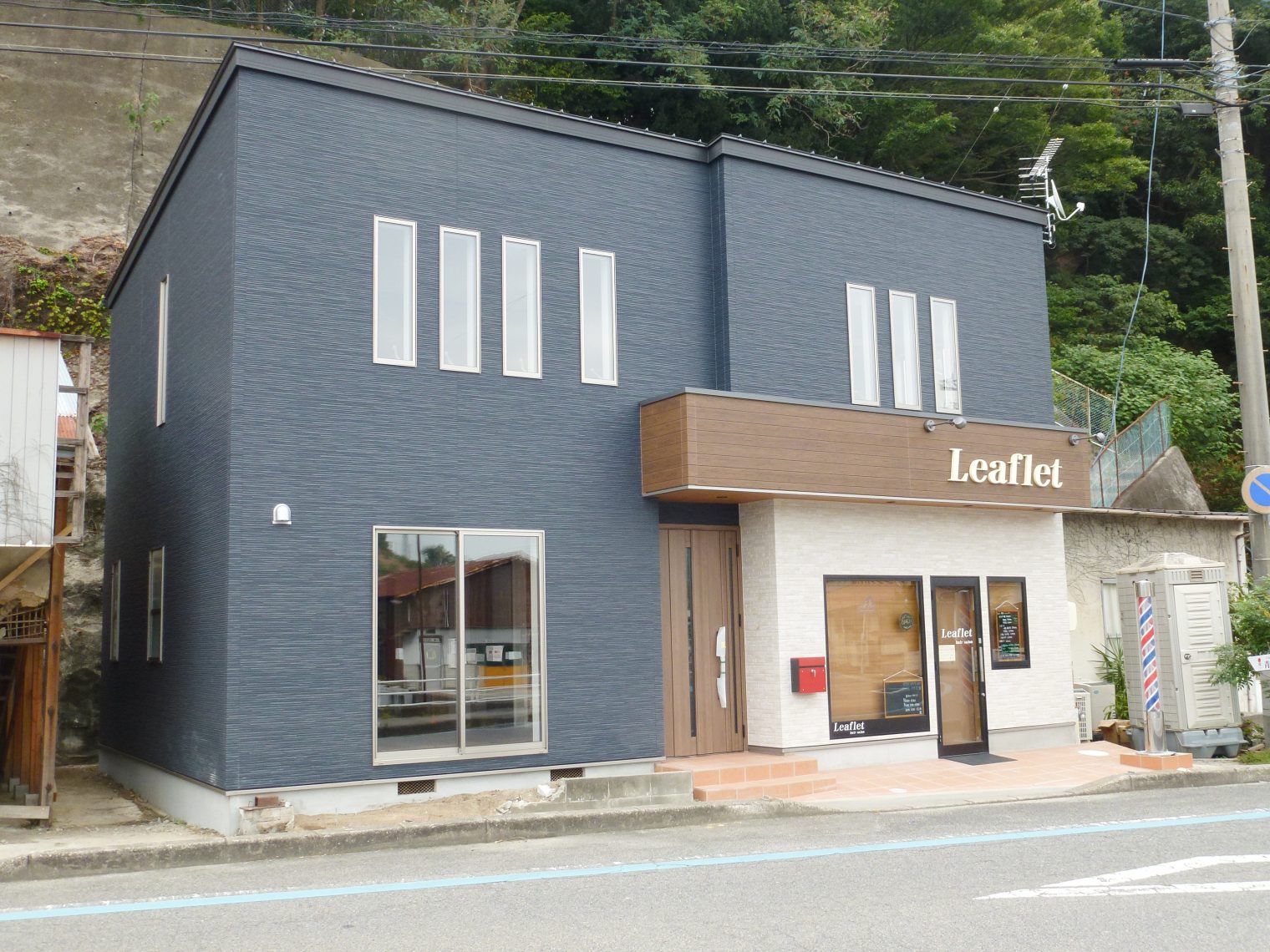 新築みたいなリノベーション！かっこいい雰囲気の店舗付き住宅