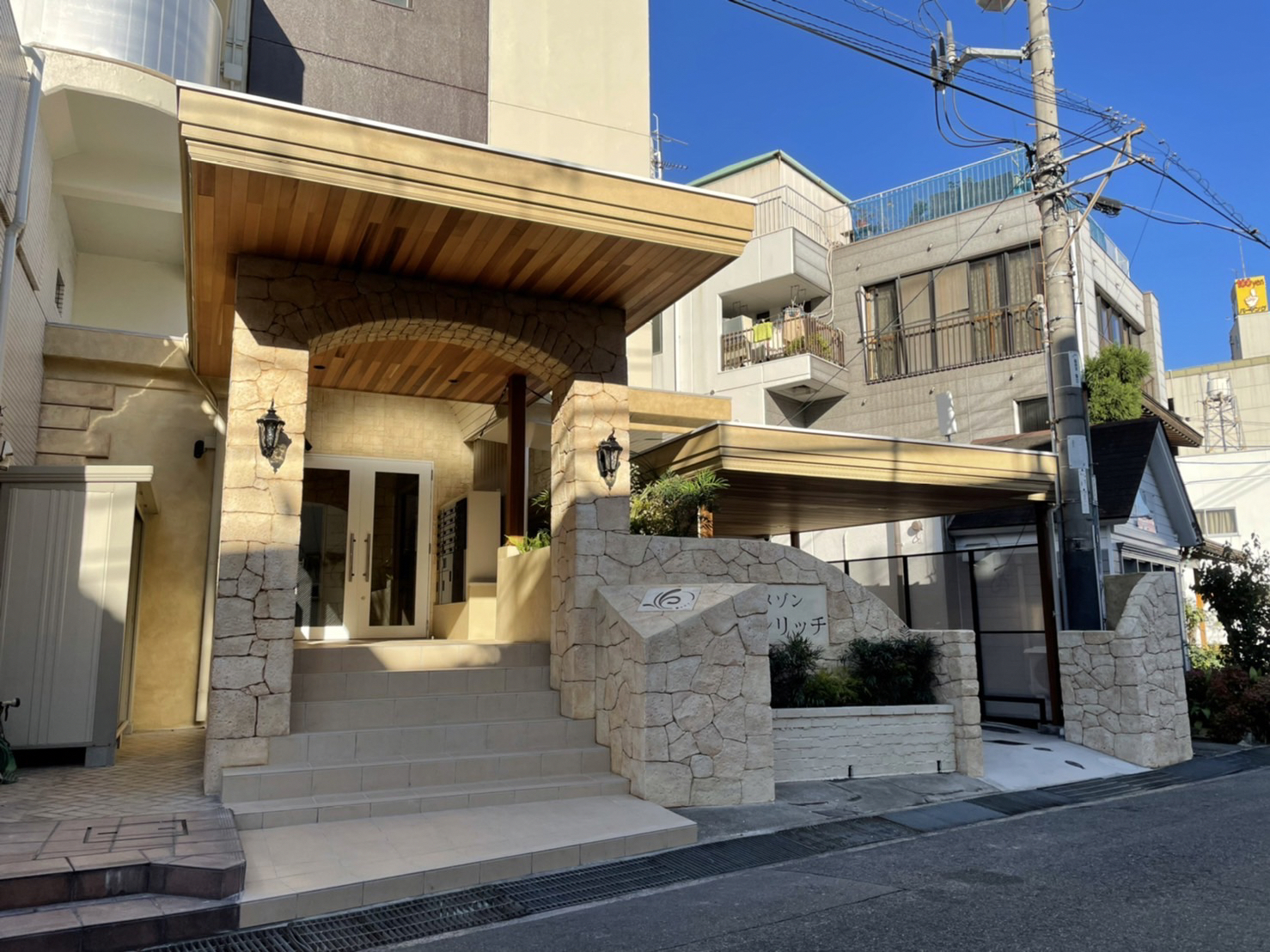 ハワイリゾート風エントランスのあるマンション01