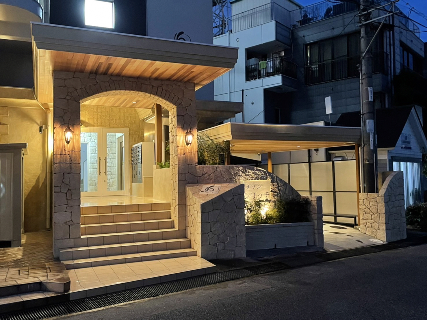 ハワイリゾート風エントランスのあるマンション