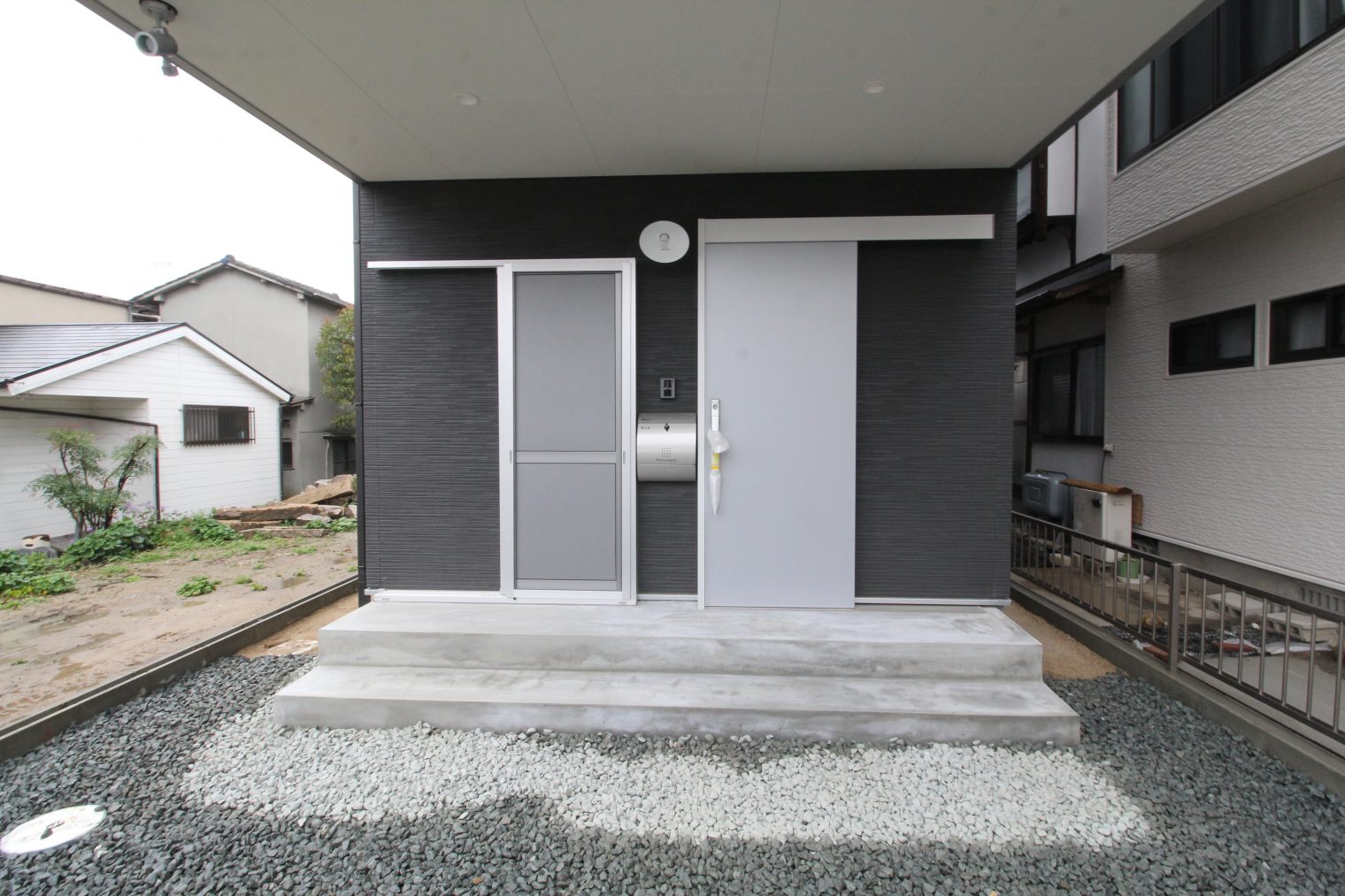 細長い敷地に建つ職人さんの家