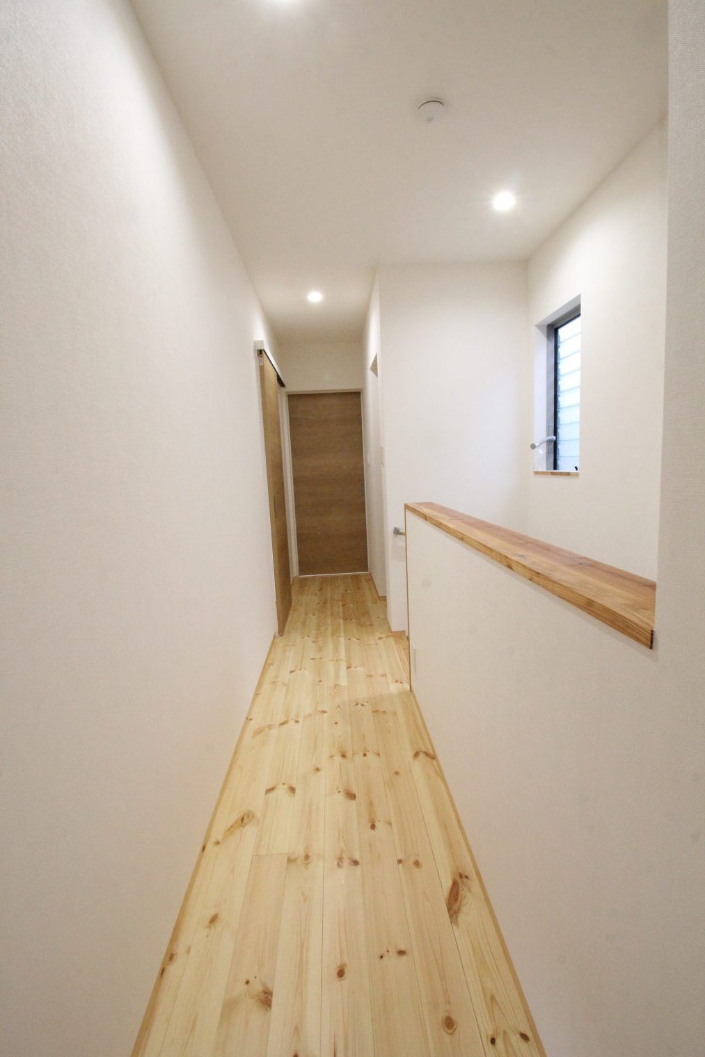 細長い敷地に建つ職人さんの家11