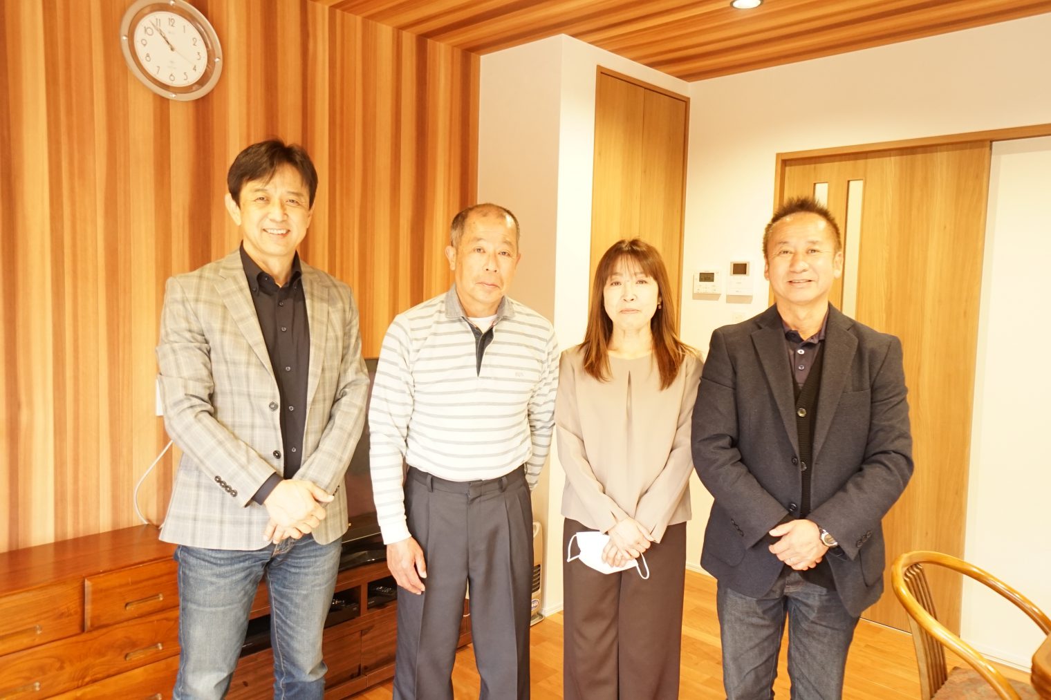 悩みの多い2階建て住宅を平屋へリノベーション！木の良さを生かしたくつろぎのインテリアへ