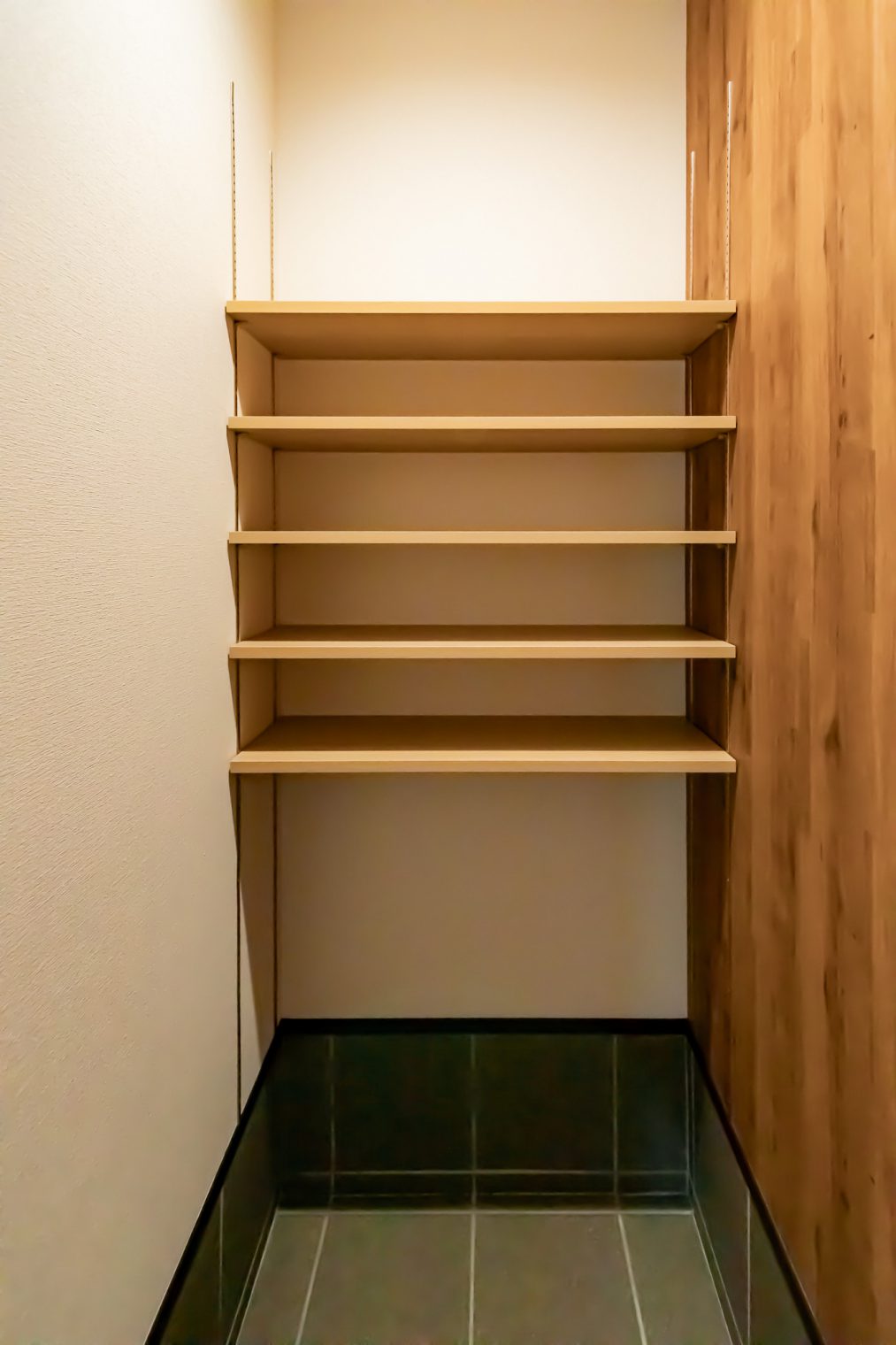 梁をあらわに　木の温もりを感じる家03