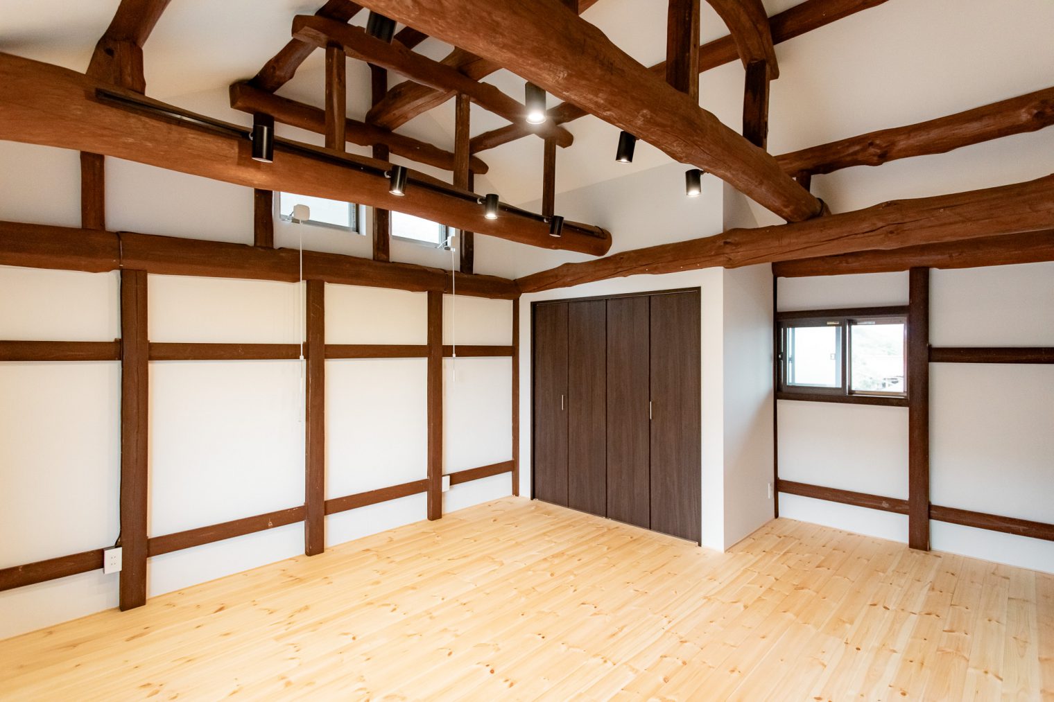 梁をあらわに　木の温もりを感じる家