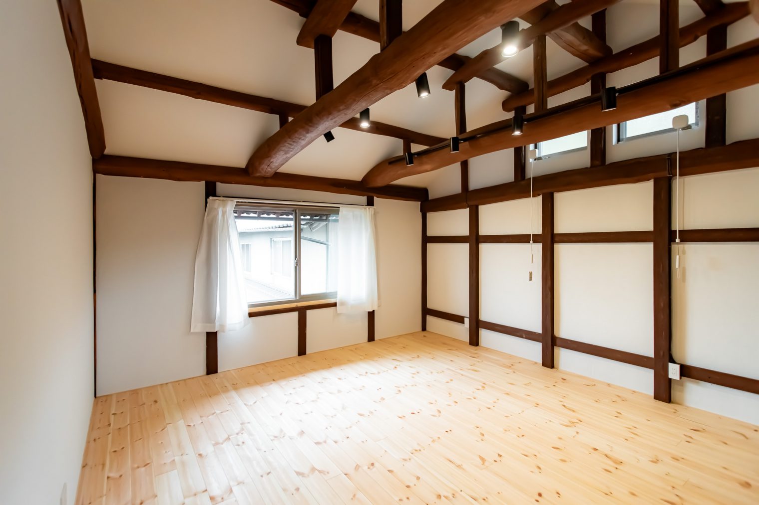 梁をあらわに　木の温もりを感じる家11