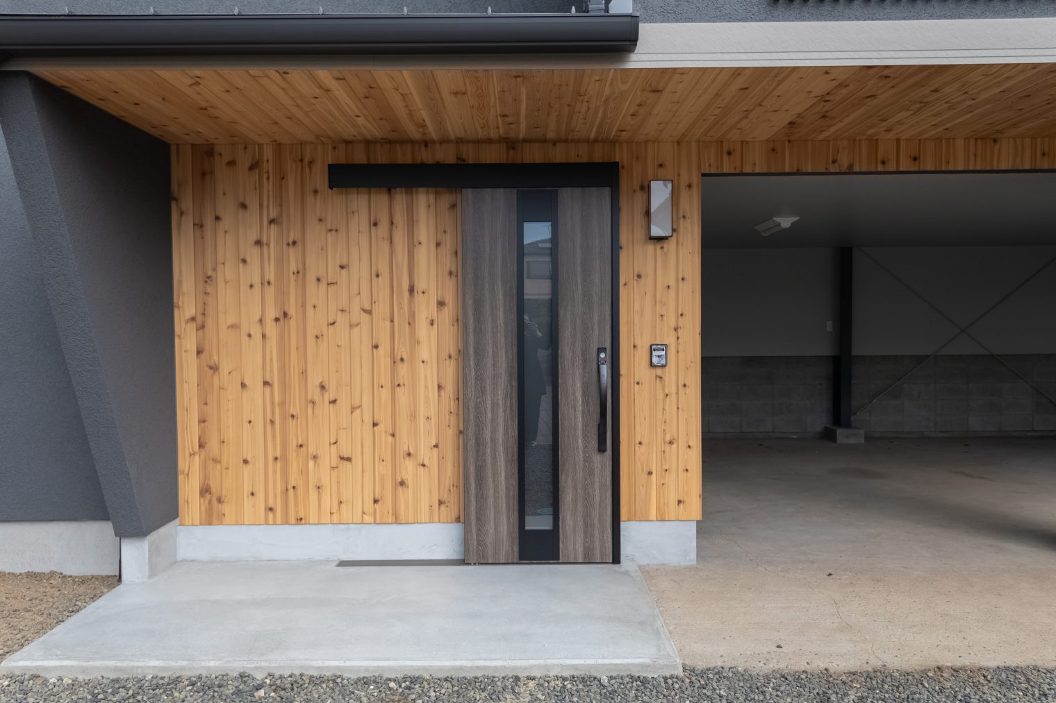倉庫を居住空間+ガレージにリノベ01